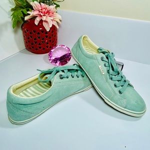 TAOS Light green Suede Retro Star Ladies 10.5